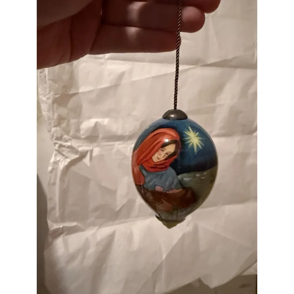Ne'Qwa Art glass ornament Mother Mary